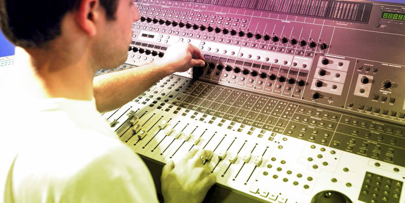 Cẩm nang phần mềm producer cho người mới bắt đầu 4 Tuy nhiên ngày nay, có rất nhiều plugin có thể làm giả hiệu ứng đó một cách tương đối dễ dàng, mà kết quả vẫn cao.