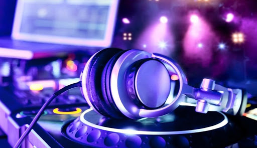 Thiết bị DJ tốt nhất dành cho người mới bắt đầu 3 Theo sau sự thành công của bản điều khiển DJ Traktor Kontrol Native Instruments là sự ra đời của một thế hệ mới