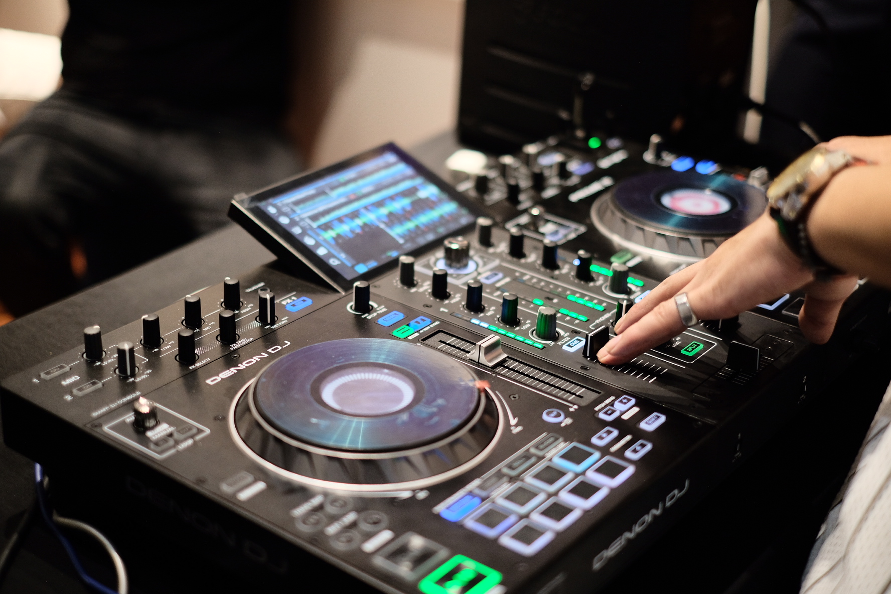 Thiết bị DJ tốt nhất dành cho người mới bắt đầu 2 Tuy nhiên, điều thực sự ấn tượng ở đây chính là tính năng Pad Scratch mới của nó, cho phép bạn “chà” đĩa như một dân DJ chuyên nghiệp