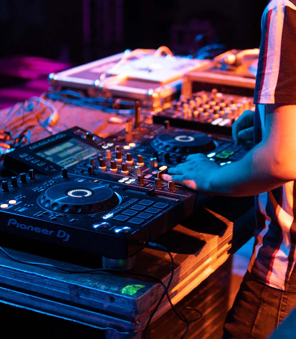 8 bộ điều khiển DJ tốt nhất cho người mới bắt đầu năm 2021 2 Có rất nhiều tính năng phổ biến khác để tìm kiếm.