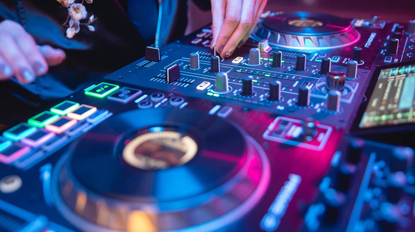 8 bộ điều khiển DJ tốt nhất cho người mới bắt đầu năm 2021 4 Có nhiều tính năng mới lạ ở đây về giá cả, gồm bộ lọc và điều khiển EQ,